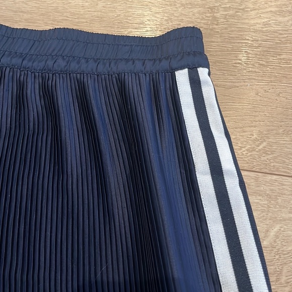Adidas pleated mini skirt with 3 stripes. - Picture 5 of 6